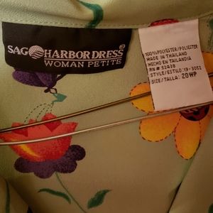 This is a like new mint flower dressy button up